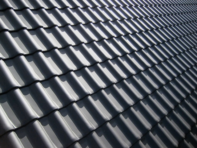 Dach dwuspadowy kryty dachówką ceramiczną