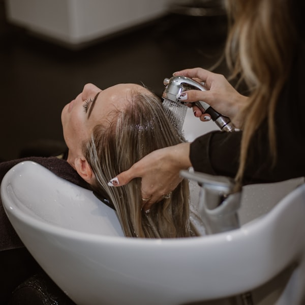 Wellen-Styling auf langem Haar