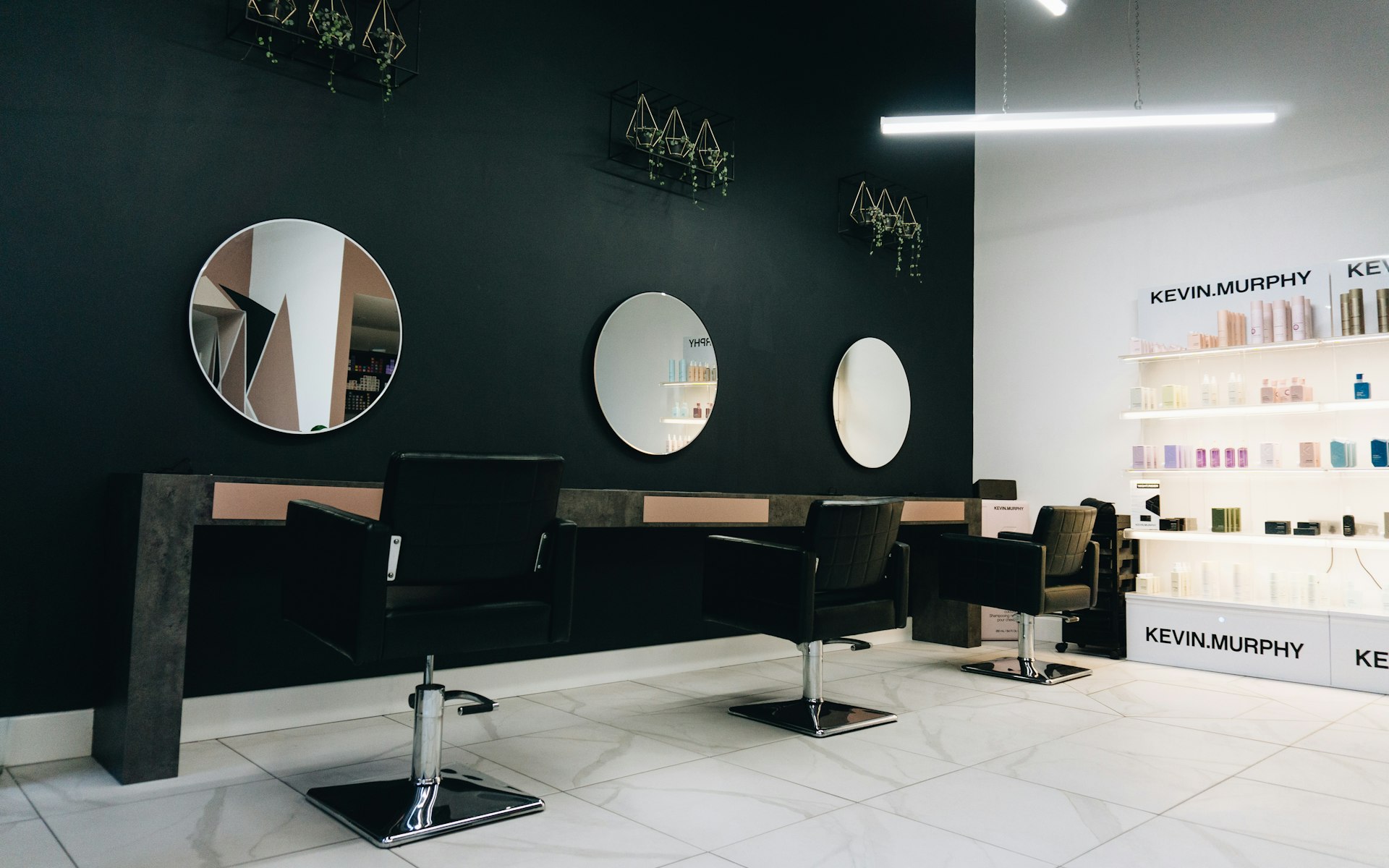Interieur des luxuriösen Friseursalons Studio Bella