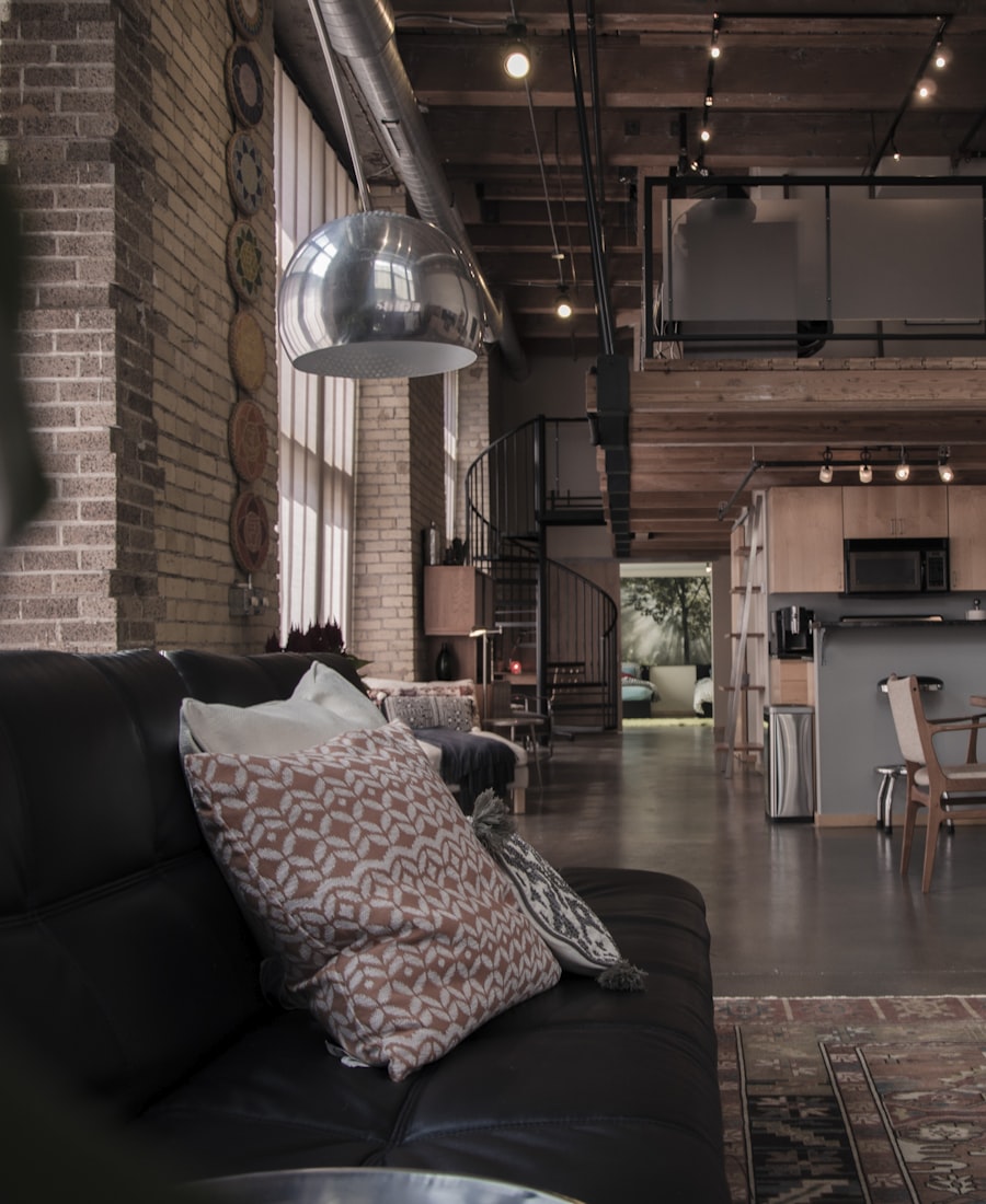 Wnętrze designerskiego apartamentu LOFT 24 z dużymi oknami